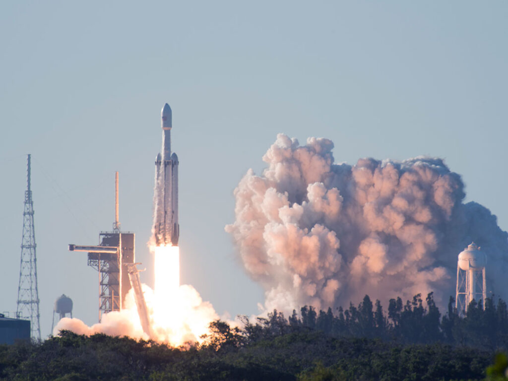 SpaceX wins U.S. Air Force rocket-cargo contract